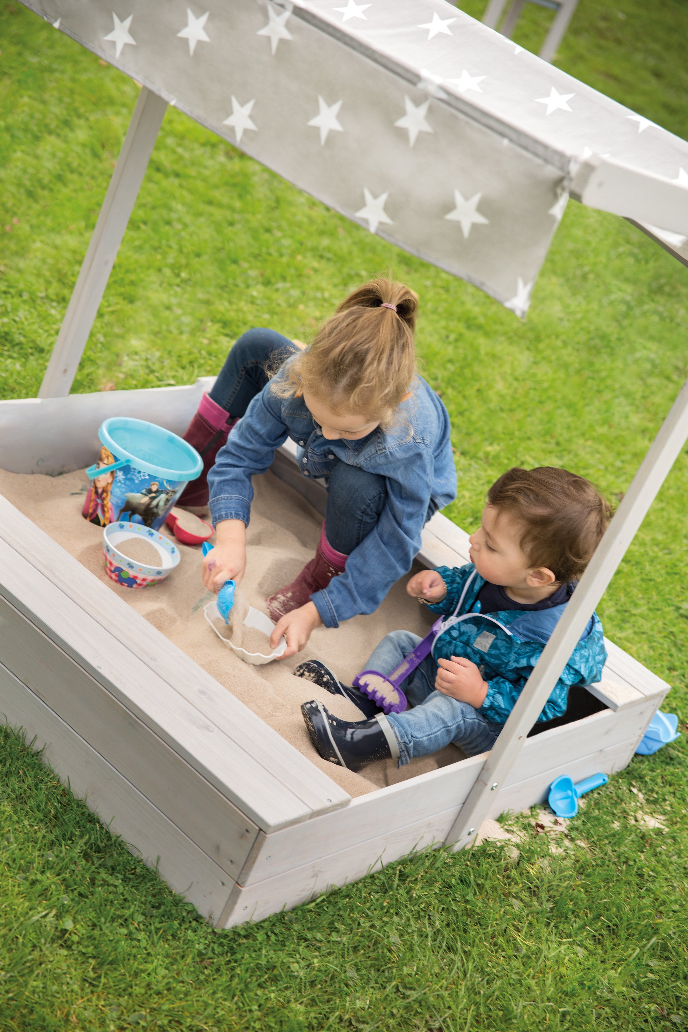 Sandkasten für den Garten zum Spielen 