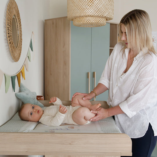 Chambre bébé 'Selva' 3 pc – Étagères ouvertes & Fermeture Soft-Close – Vert Reed / Noyer Virginia