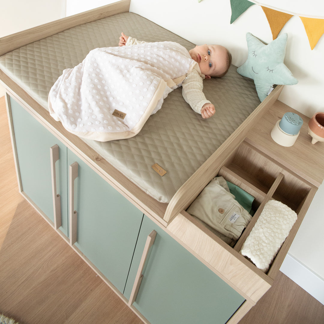 Chambre bébé 'Selva' 3 pc – Étagères ouvertes & Fermeture Soft-Close – Vert Reed / Noyer Virginia