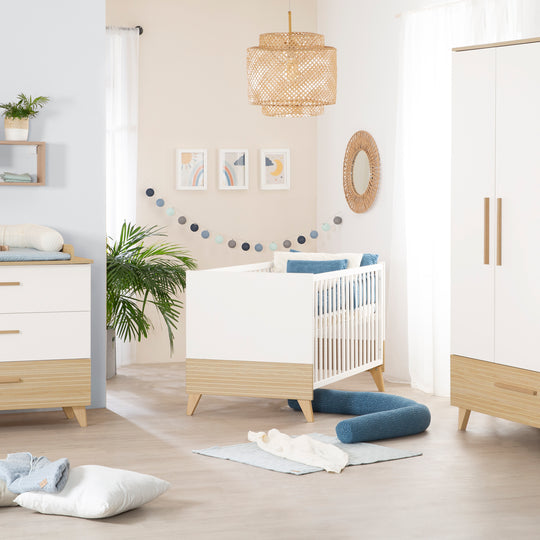 Babyzimmerset 'Theo' 3-teilig - Bett 70x140 + Wickelkommode + Kleiderschrank - Weiß / Eiche