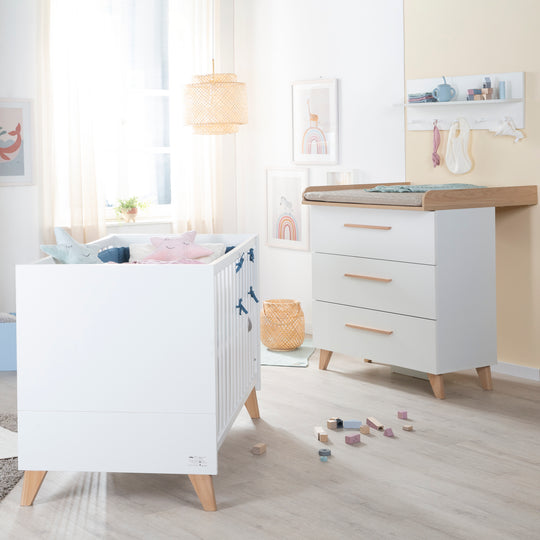 Chambre bébé Leon 3 pc – Lit bébé & cododo 60x120 + Commode à langer + Armoire 2,5 portes – Blanc / Chêne Othello