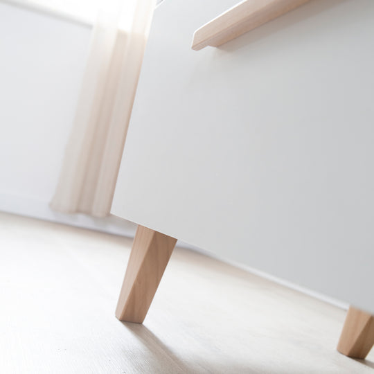 Chambre bébé Leon 3 pc – Lit bébé & cododo 60x120 + Commode à langer + Armoire 2,5 portes – Blanc / Chêne Othello