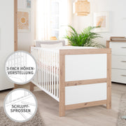 Set di mobili 'Malo' - Lettino per bambini 70 x 140 cm e Fasciatoio - Bianco / Decorazione in rovere