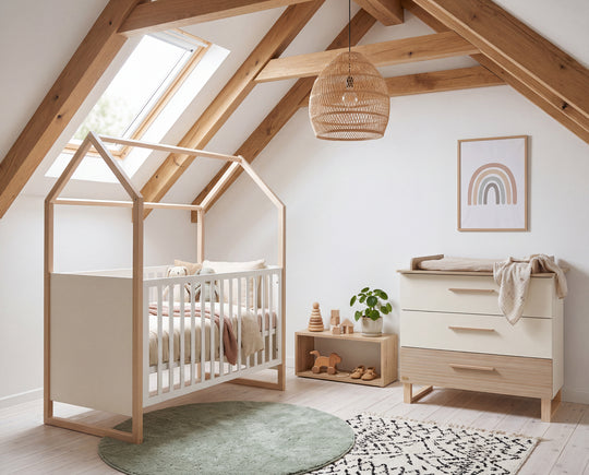 Babymöbelset 'Noah' 2-teilig mit Hausbett in 60x120 cm - Weiß / Tristan Eiche – Milieubild (2/16)