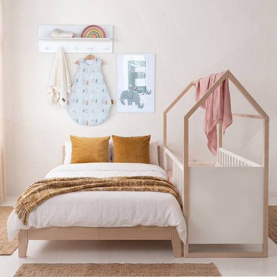 Babymöbelset 'Noah' 2-teilig mit Hausbett in 60x120 cm - Weiß / Tristan Eiche – Milieubild (3/16)