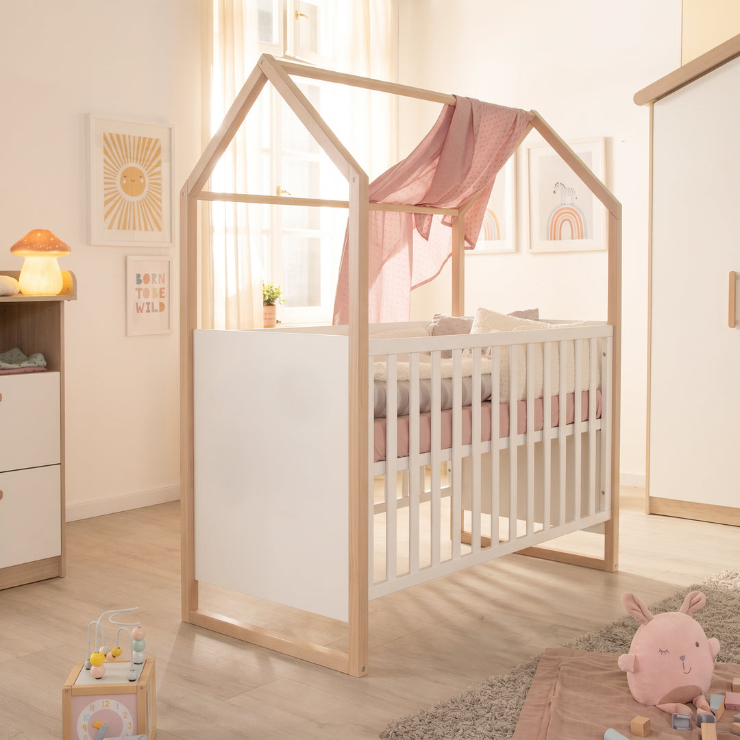 Babymöbelset 'Noah' 2-teilig mit Hausbett in 60x120 cm - Weiß / Tristan Eiche – Milieubild (14/16)