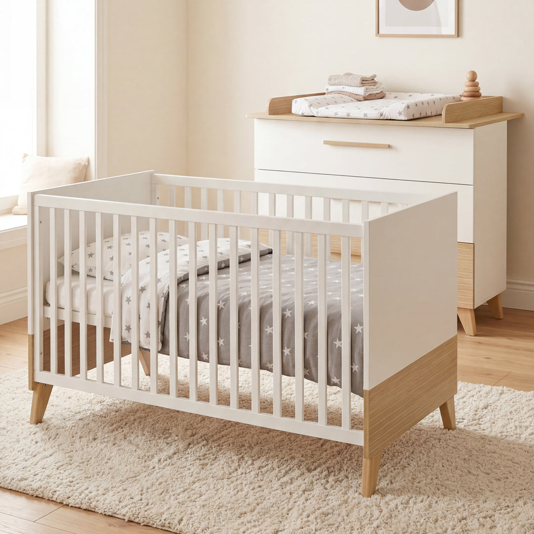 Möbelset 'Theo' 2-teilig - Umbaubares Babybett 70x140 + Wickelkommode - Weiß / Eiche