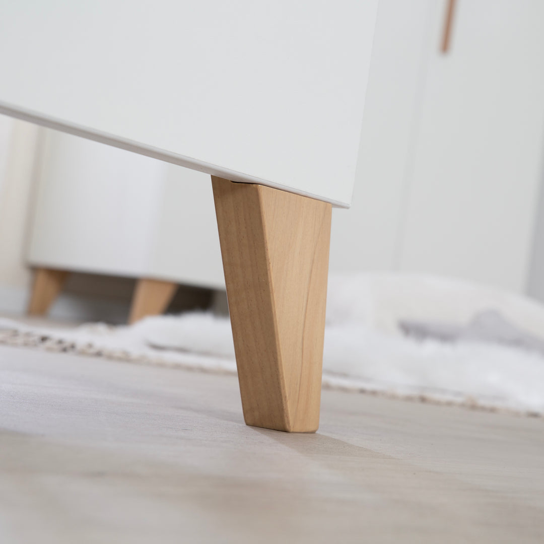 Kleiderschrank 'Leon' 2,5-türig - Soft-Close Türen & Massivholzfüße - Weiß / Othello Eiche