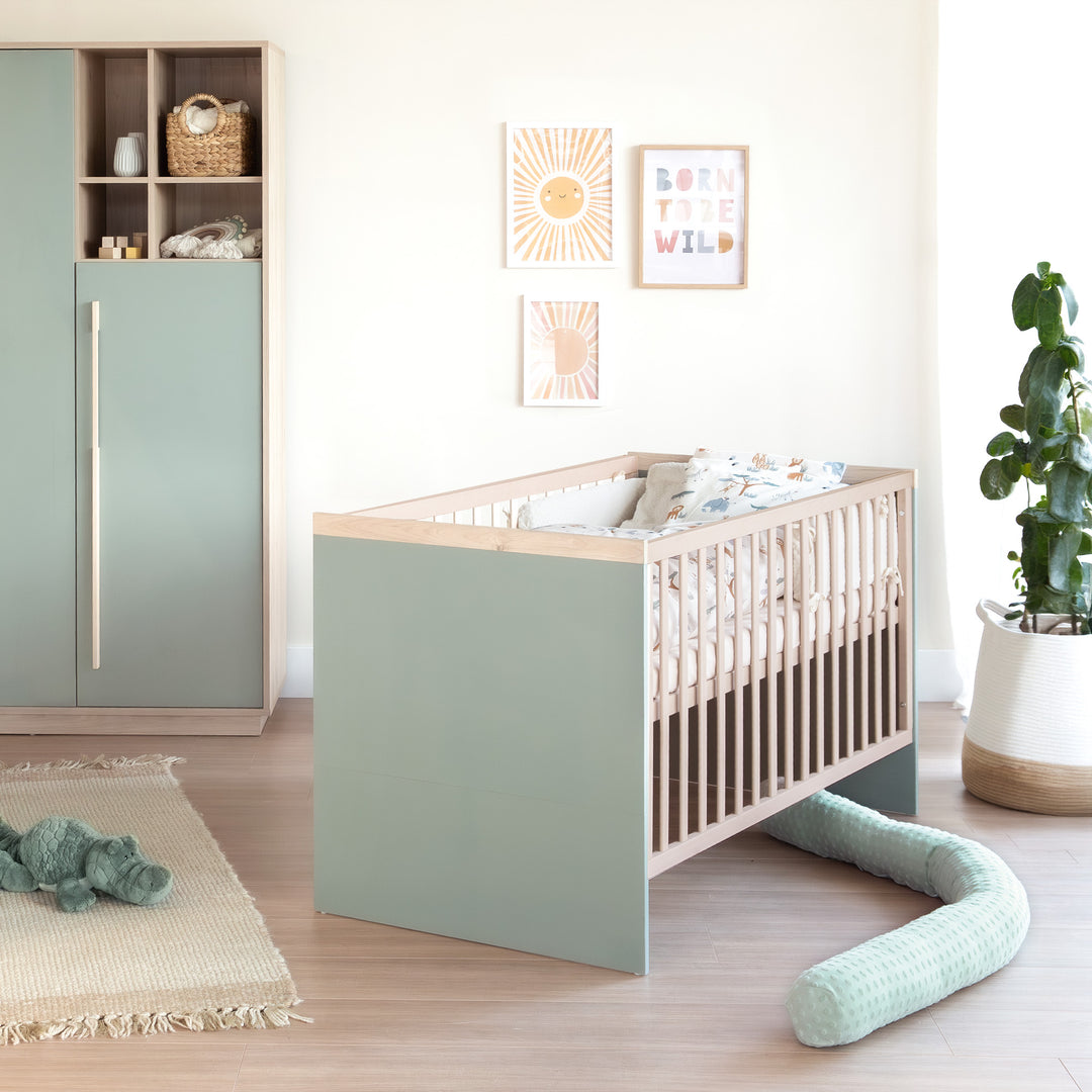 Lit bébé évolutif 'Selva' 70x140 cm – Transformable en lit junior – Vert Reed / Noyer Virginia