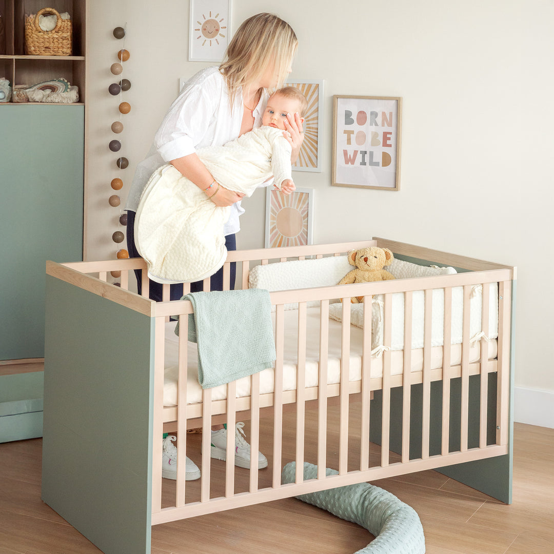 Lit bébé évolutif 'Selva' 70x140 cm – Transformable en lit junior – Vert Reed / Noyer Virginia