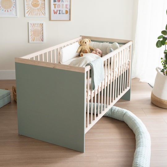Lit bébé évolutif 'Selva' 70x140 cm – Transformable en lit junior – Vert Reed / Noyer Virginia