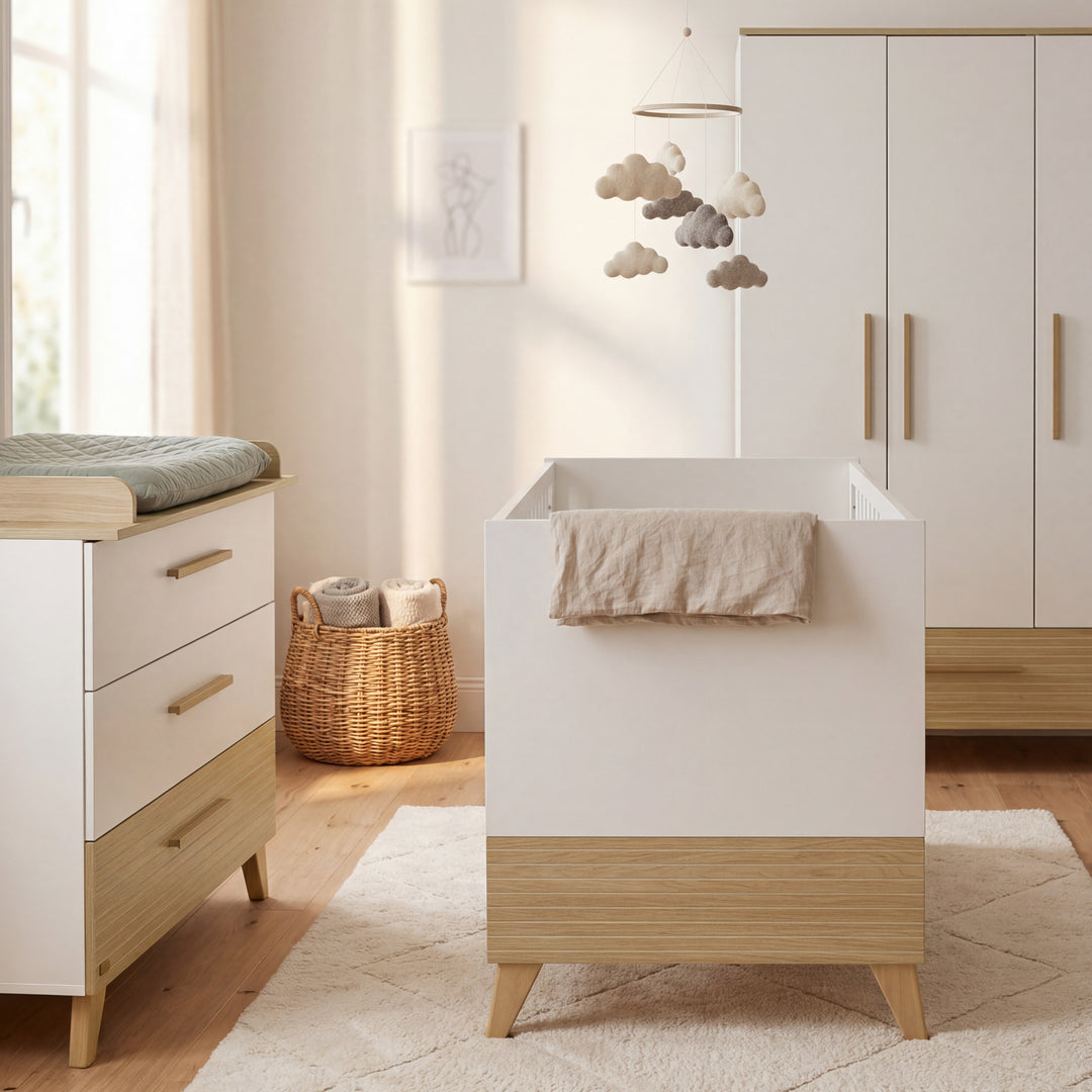 Lit bébé évolutif “Theo” 70 x 140 cm – Hauteur réglable – Convertible – Blanc / Chêne