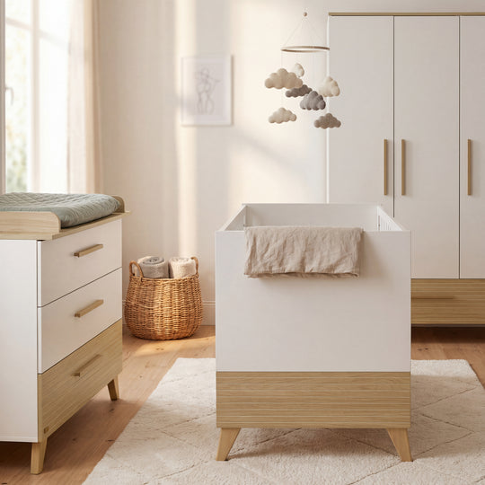 Lit bébé évolutif “Theo” 70 x 140 cm – Hauteur réglable – Convertible – Blanc / Chêne