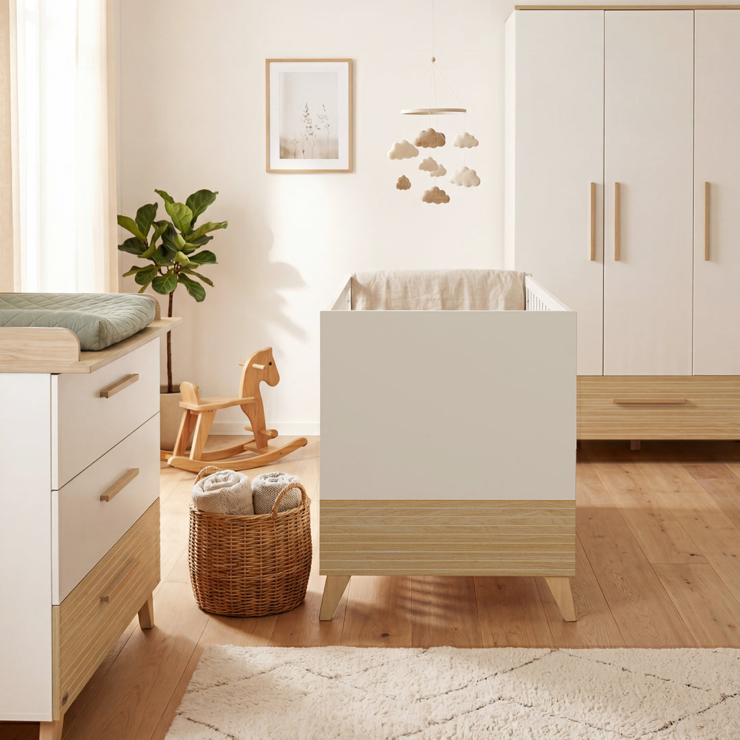 Lit bébé évolutif “Theo” 70 x 140 cm – Hauteur réglable – Convertible – Blanc / Chêne