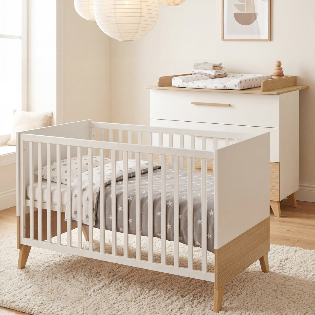Lit bébé évolutif “Theo” 70 x 140 cm – Hauteur réglable – Convertible – Blanc / Chêne