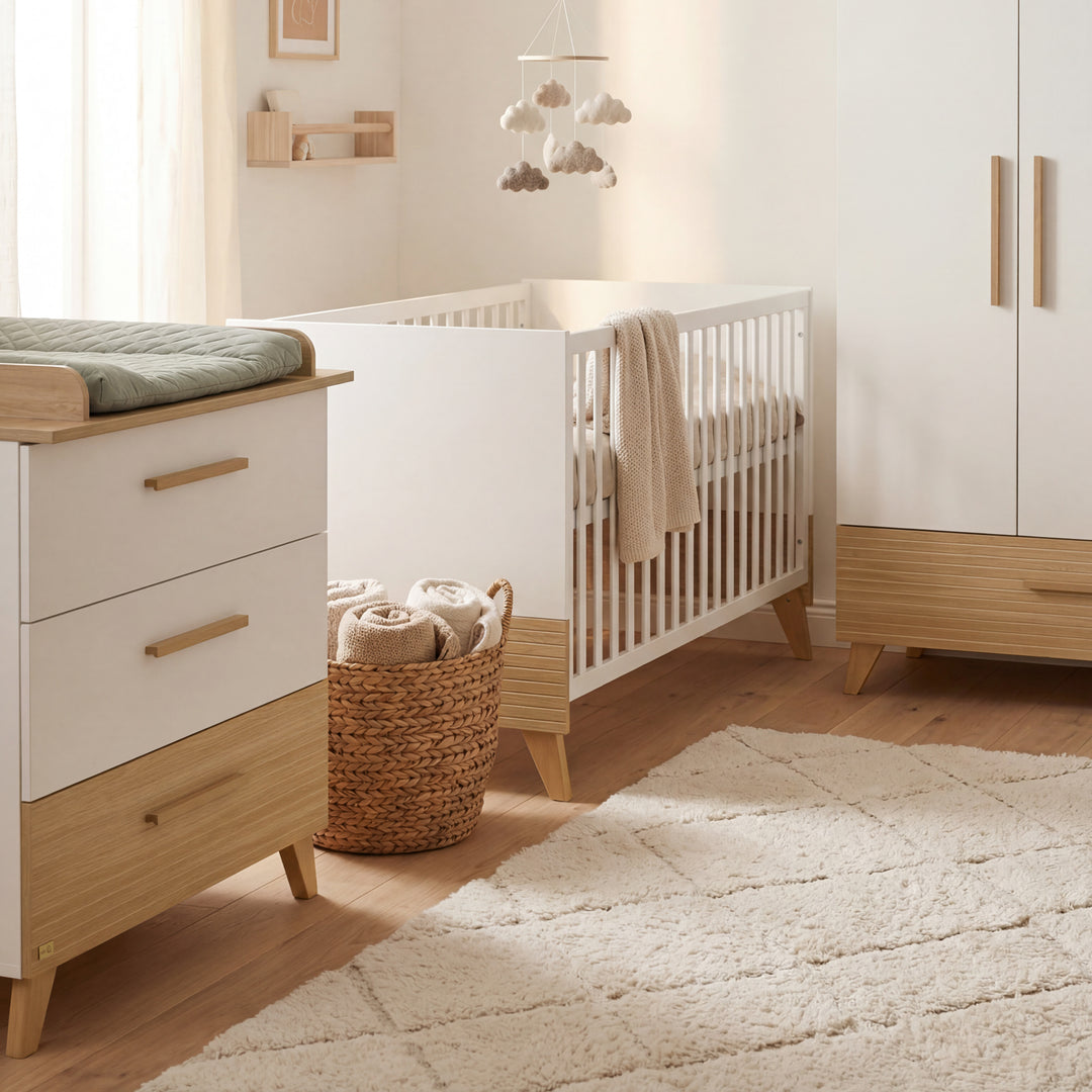 Lit bébé évolutif “Theo” 70 x 140 cm – Hauteur réglable – Convertible – Blanc / Chêne