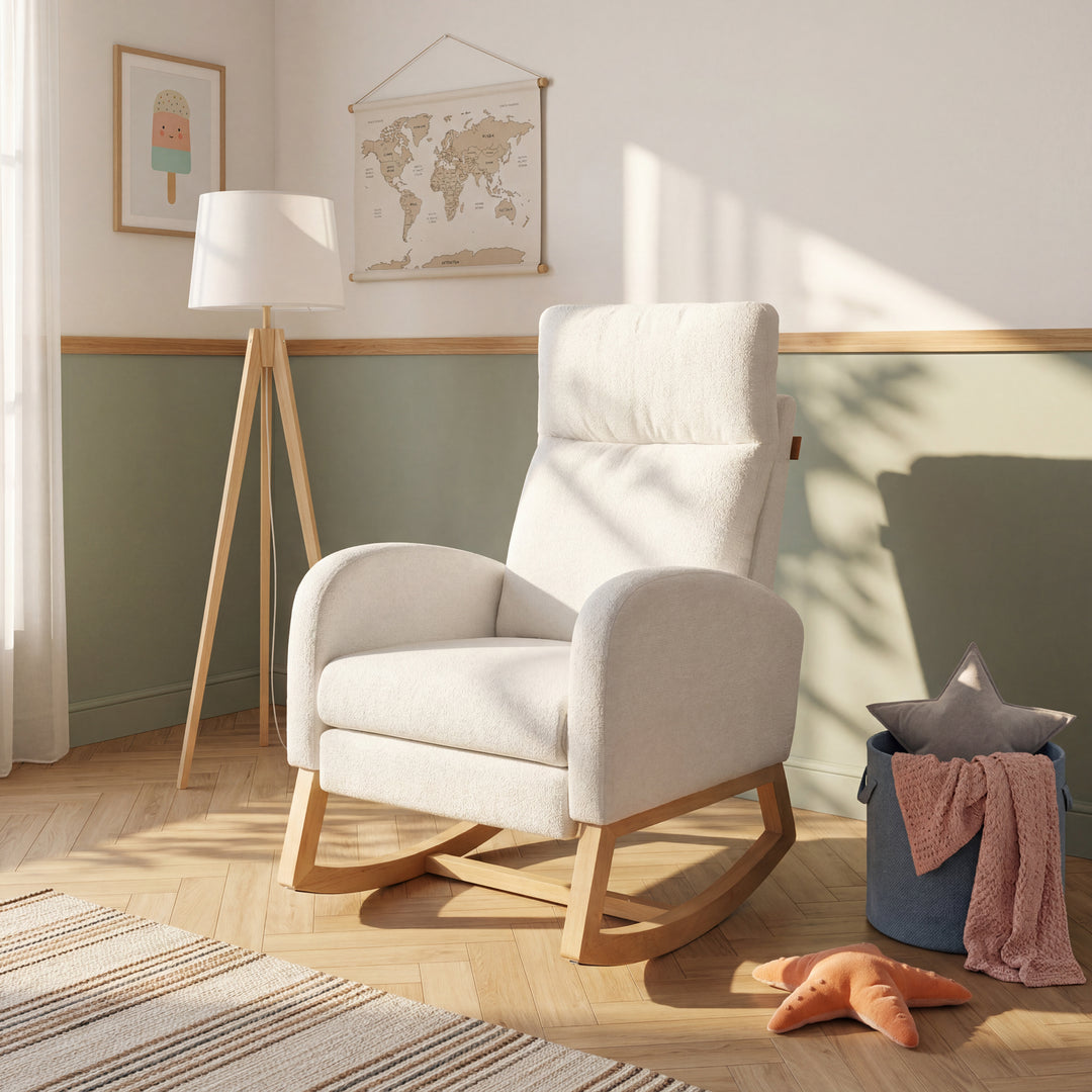 Lifestyle-Bild: Relaxsessel in Beige mit eingeklapptem Fußteil in einem Kinderzimmer mit salbeigrüner Wandvertäfelung, aus einem anderen Blickwinkel, mit Plüsch-Seestern und gestreiftem Teppich.