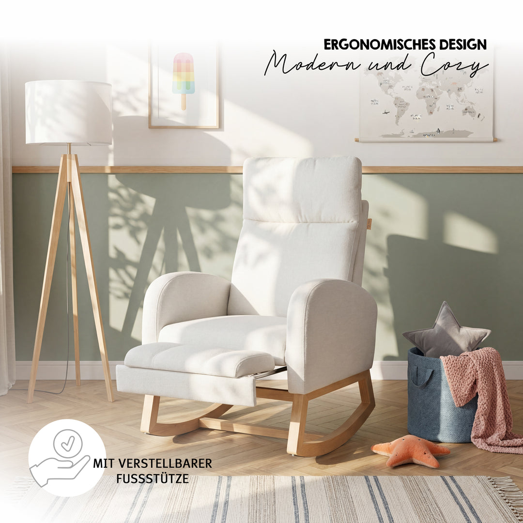 Relaxsessel in Beige mit ausgezogener Fußstütze in einem Kinderzimmer mit salbeigrüner Wandvertäfelung, Schriftzüge 'Ergonomisches Design – Modern und Cozy' und Symbol 'Mit verstellbarer Fußstütze'.
