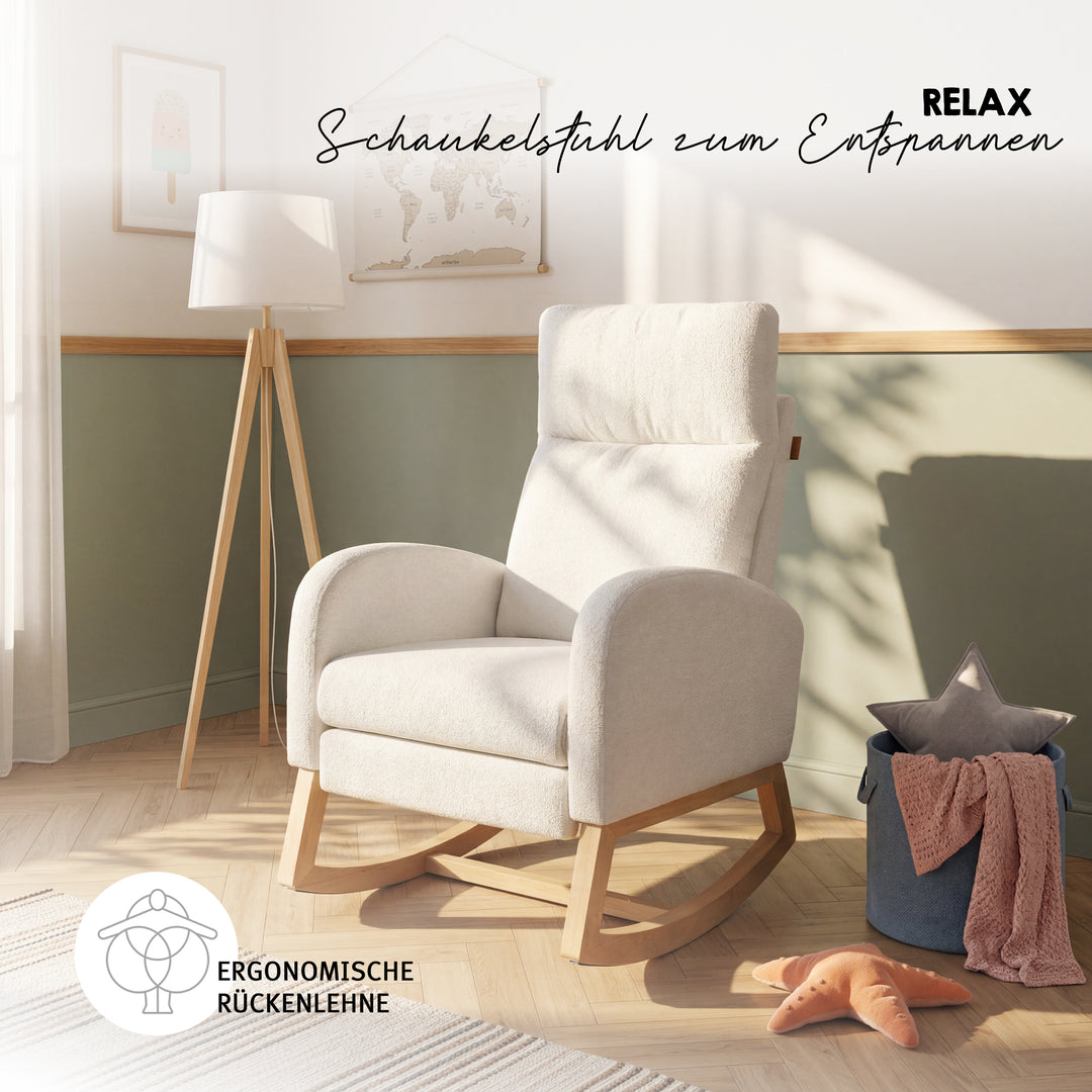 Relaxsessel in Beige mit Schaukelkufen aus Holz im Kinderzimmer, Schriftzüge 'Relax – Schaukelstuhl zum Entspannen' und Symbol 'Ergonomische Rückenlehne'.