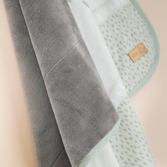 Coperta per neonati 'Woodland Buddies' 80 x 80 cm - coperta a due lati - verde pastello e grigio argento