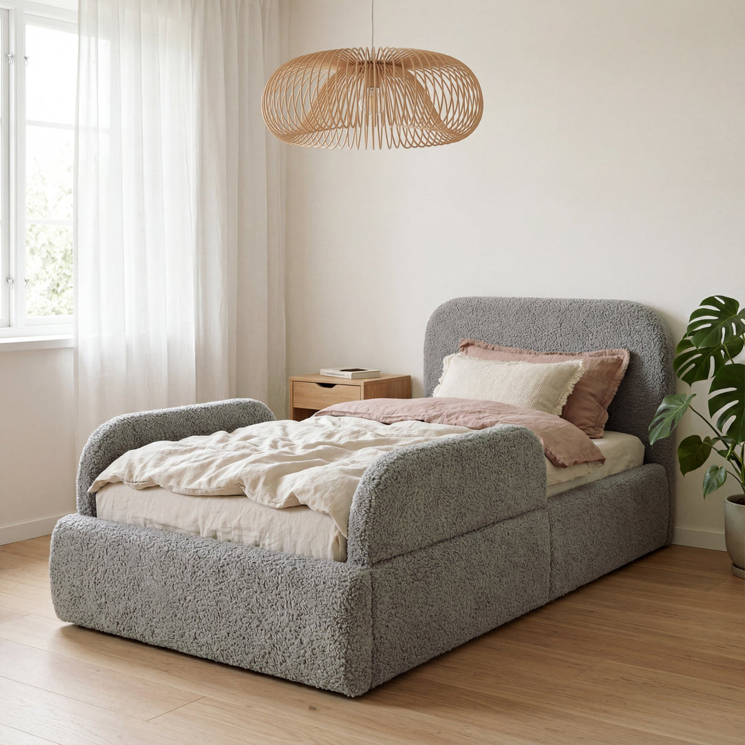 Lit enfant gris en bouclé avec protection antichute dans une chambre lumineuse avec lampe en rotin et plante. Entièrement générée par IA.
