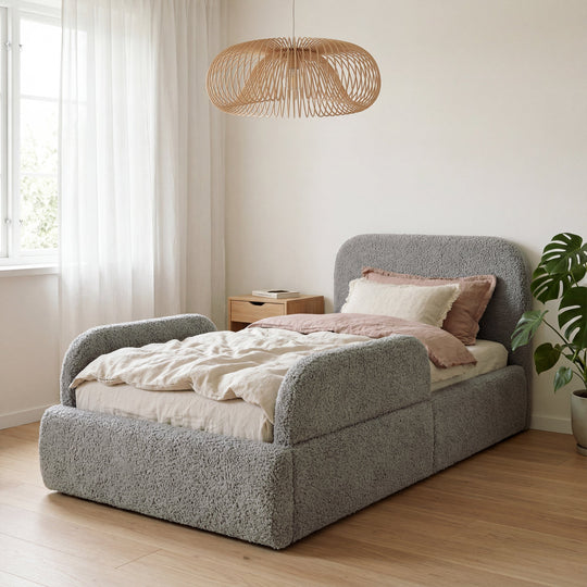 Lit enfant gris en bouclé avec protection antichute dans une chambre lumineuse avec lampe en rotin et plante. Entièrement générée par IA.