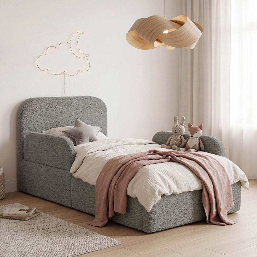 Lit enfant gris en bouclé avec protection antichute, peluches et guirlande lumineuse lune et nuages dans une chambre d'enfant. Entièrement générée par IA.