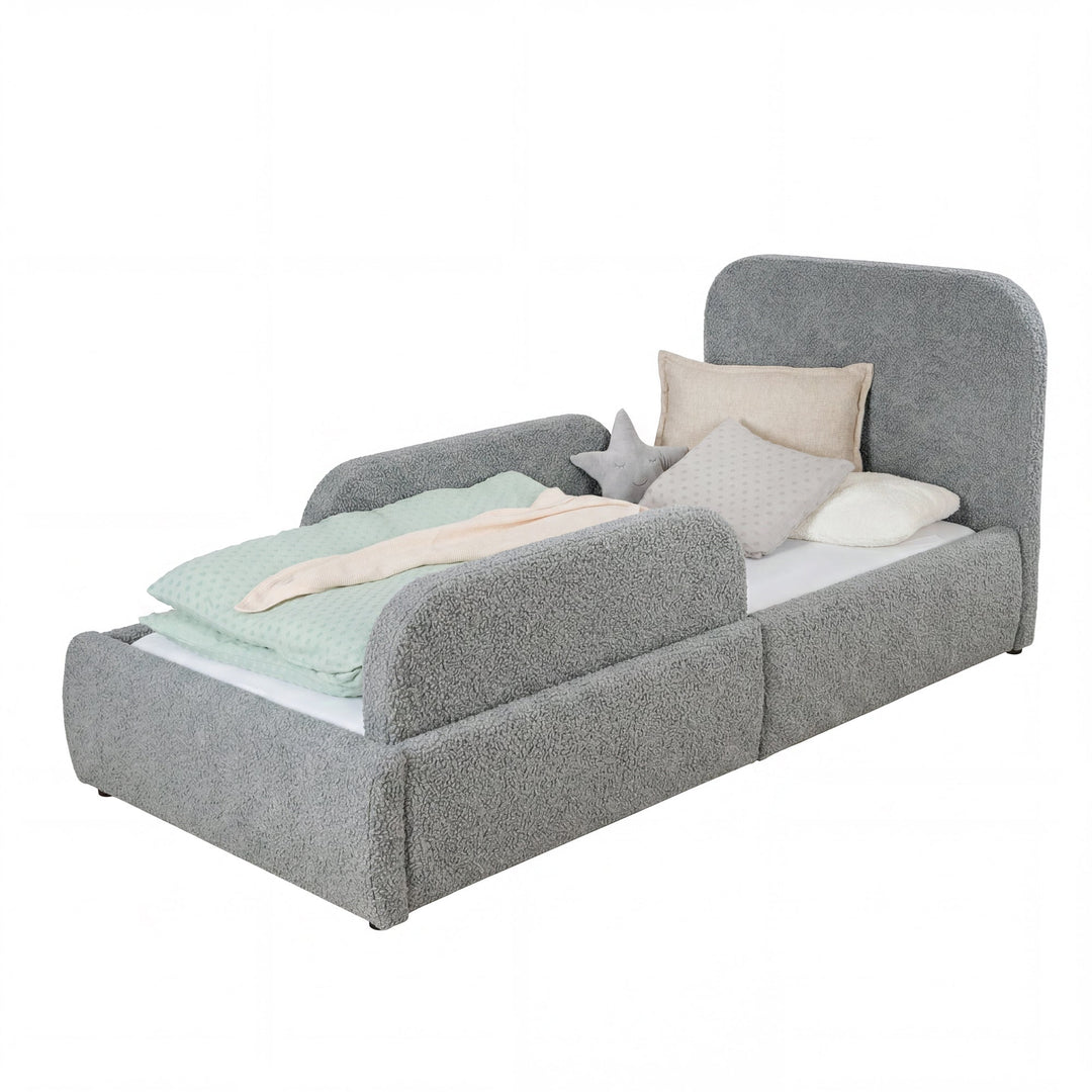 Lit enfant gris en bouclé avec protection antichute et linge de lit menthe, image détourée.