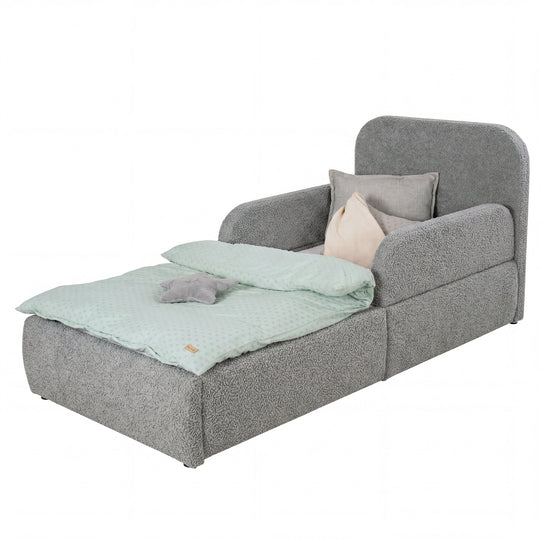 Lit enfant gris en bouclé avec protection antichute, tête de lit et linge de lit menthe, image détourée.