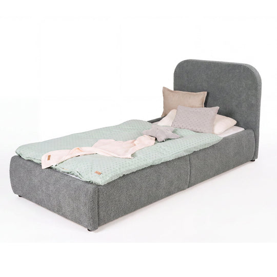 Lit enfant gris en bouclé avec protection antichute vu depuis le pied du lit, linge de lit menthe, image détourée.