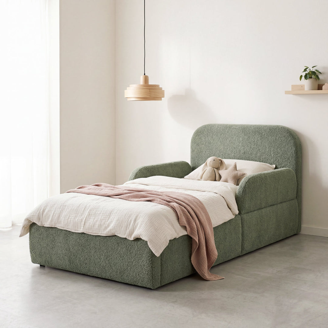 Lit enfant vert en bouclé avec protection antichute, suspension en bois et plante dans la chambre. Entièrement générée par IA.