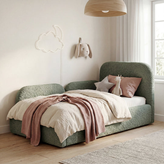 Lit enfant vert en bouclé avec protection antichute, décoration murale tête de lapin et veilleuse nuage dans la chambre. Entièrement générée par IA.