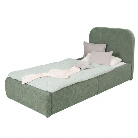 Lit enfant vert en bouclé avec protection antichute, linge de lit menthe, image détourée.