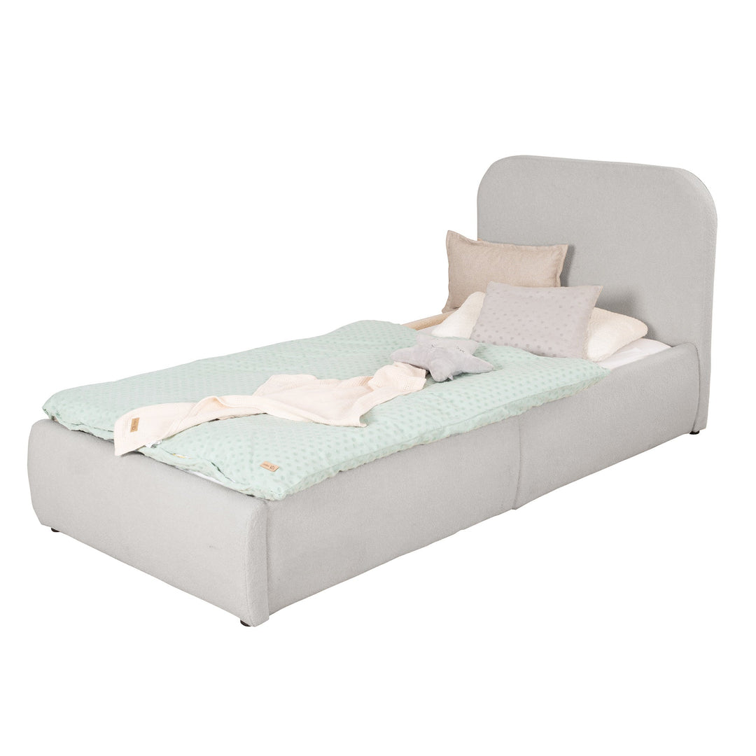 Lit enfant gris clair en bouclé avec protection antichute et linge de lit menthe, image détourée.