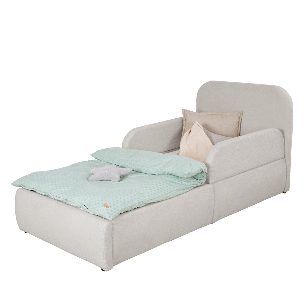 Lit enfant gris clair en bouclé avec protection antichute, tête de lit et linge de lit menthe, image détourée.