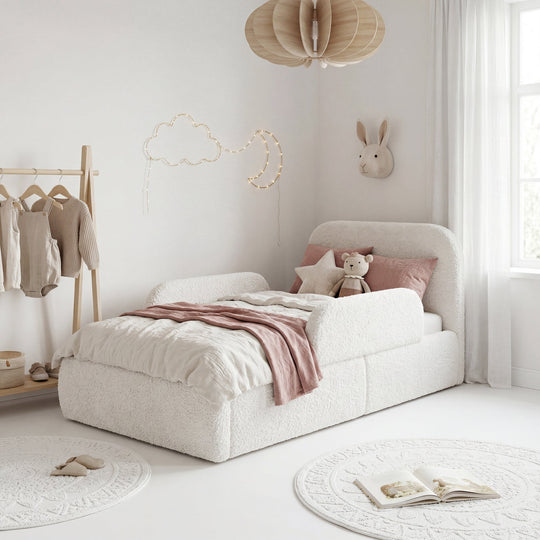 Lit enfant blanc en bouclé avec protection antichute dans une chambre lumineuse avec portant à vêtements et guirlande lumineuse. Entièrement générée par IA.