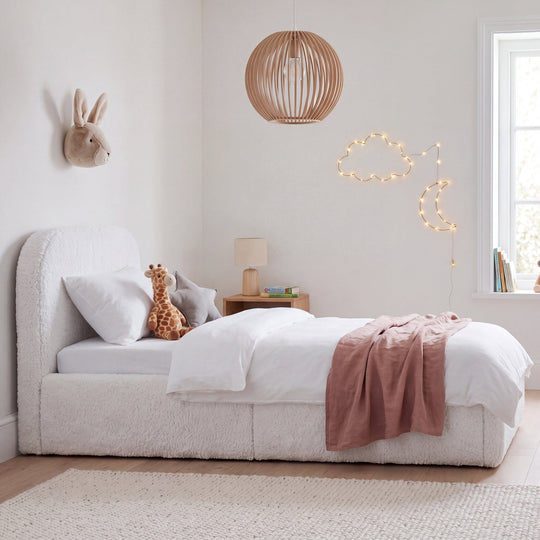 Lit enfant blanc en bouclé avec peluches, suspension et guirlande lumineuse nuages et lune dans la chambre. Entièrement générée par IA.