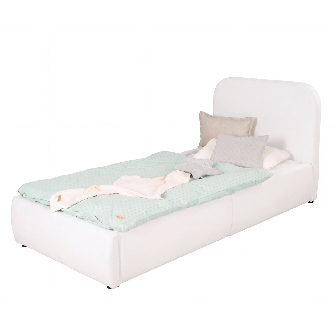 Lit enfant blanc en bouclé avec protection antichute et linge de lit menthe, image détourée.