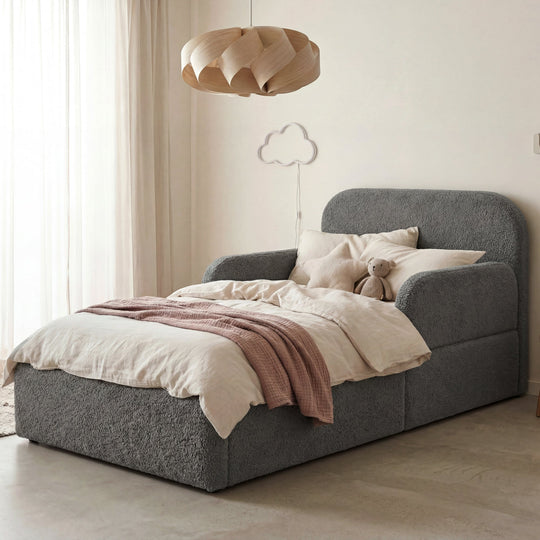 Lit gris en bouclé avec suspension en bois et applique nuage dans la chambre. Entièrement générée par IA.
