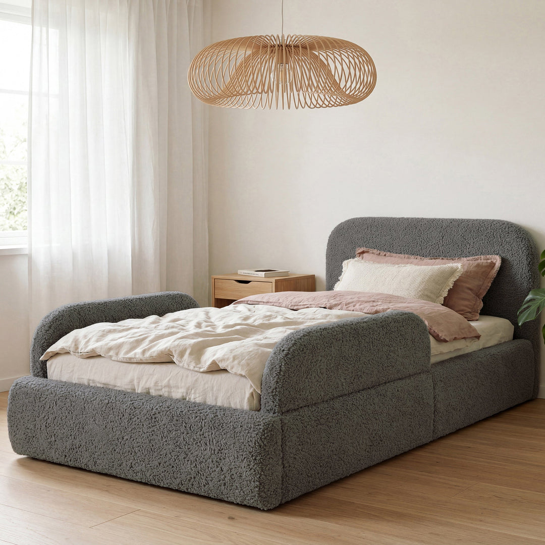 Lit gris en bouclé avec suspension en rotin et linge de lit rose dans la chambre. Entièrement générée par IA.