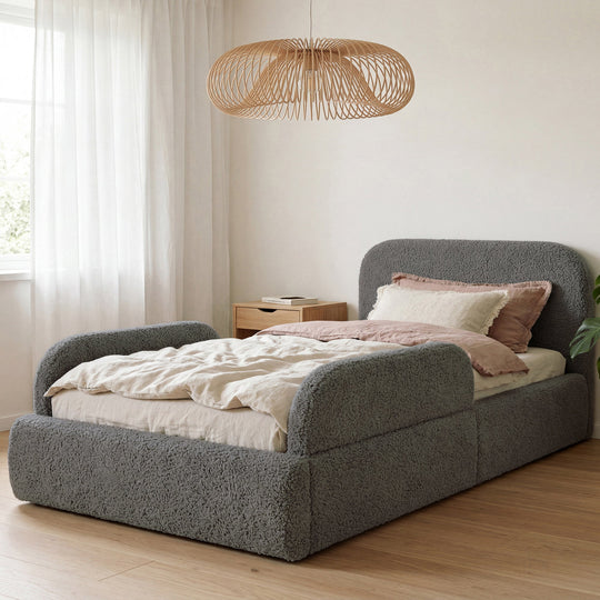 Lit gris en bouclé avec suspension en rotin et linge de lit rose dans la chambre. Entièrement générée par IA.