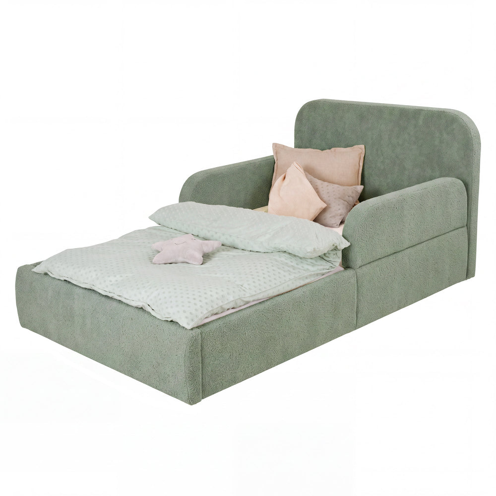 Lit enfant roba Little Dream vert avec tête de lit et protections latérales, garni de linge de lit. Partiellement générée par IA.