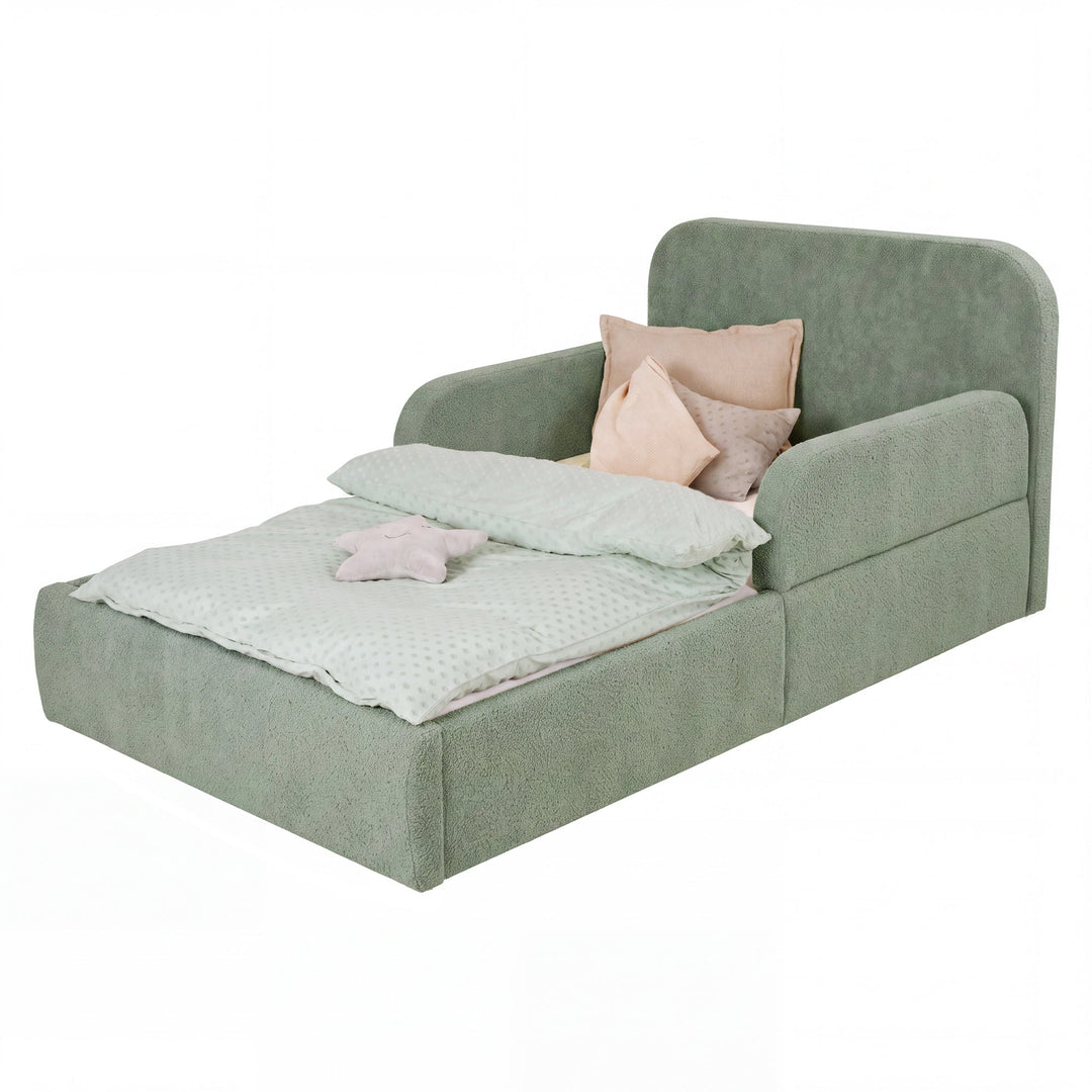 Lit enfant roba Little Dream vert avec tête de lit et protections latérales, garni de linge de lit. Partiellement générée par IA.