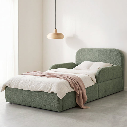 Lit enfant roba Little Dream vert dans une chambre d'enfant lumineuse avec linge de lit blanc et suspension. Entièrement générée par IA.