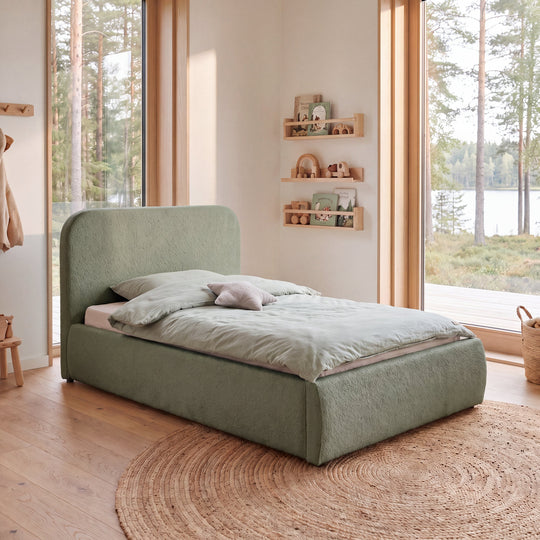 Lit enfant roba Little Dream vert dans une chambre d'enfant avec vue sur la forêt et linge de lit vert menthe. Entièrement générée par IA.
