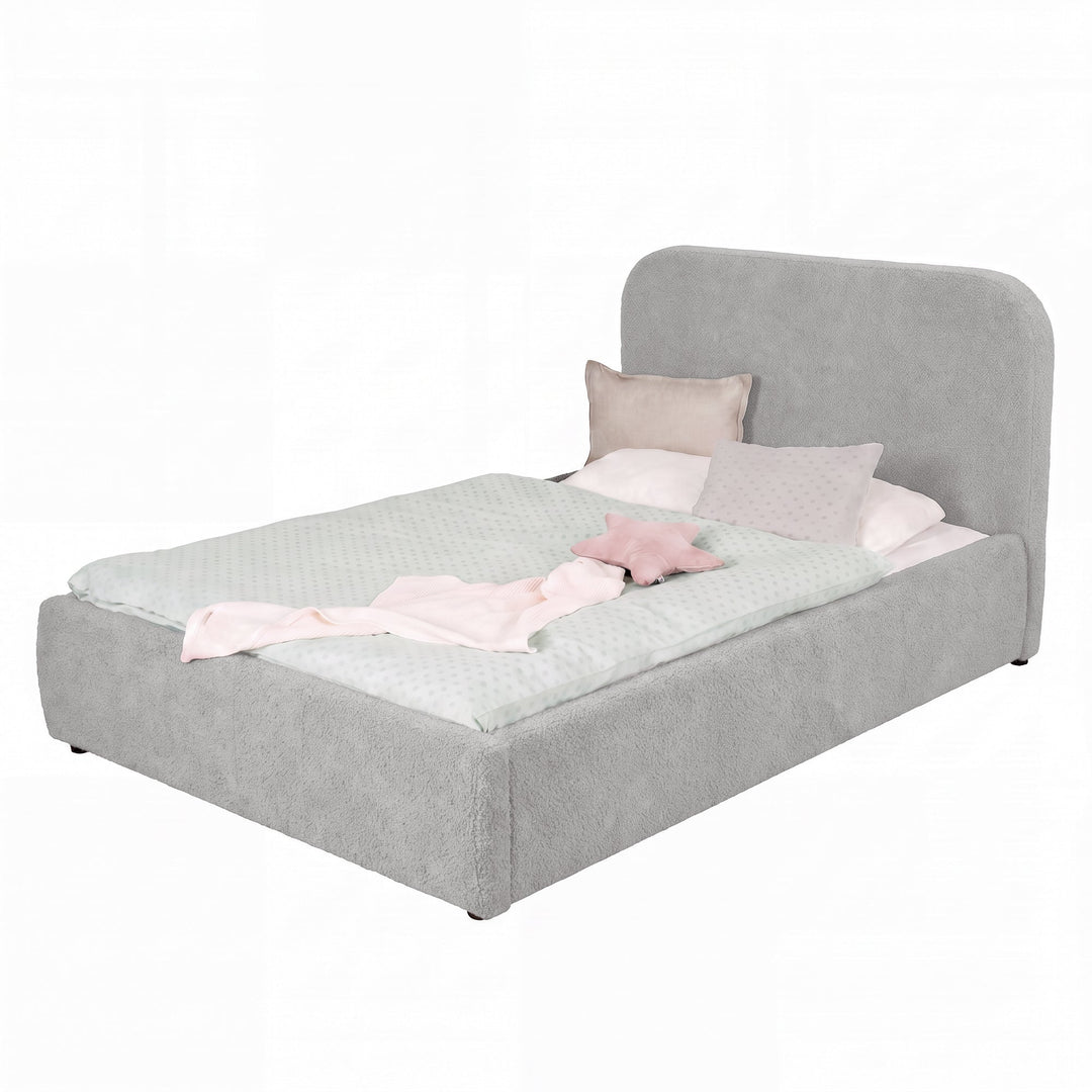 Lit enfant roba Little Dream gris clair avec tête de lit rembourrée, garni de linge de lit à pois et de coussins. Partiellement générée par IA.