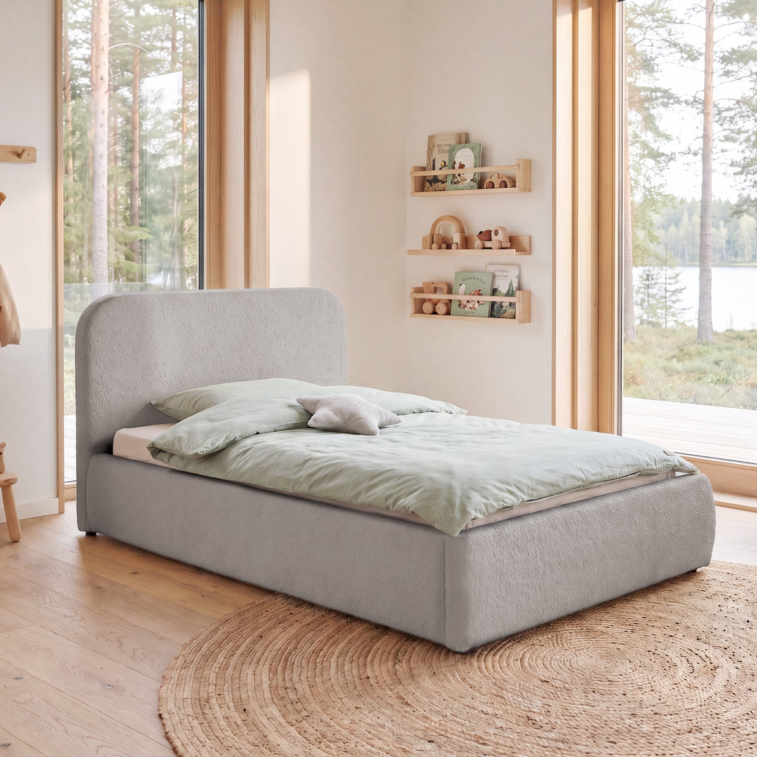 Lit enfant roba Little Dream gris clair dans une chambre d'enfant avec vue sur la forêt et linge de lit vert menthe. Partiellement générée par IA.