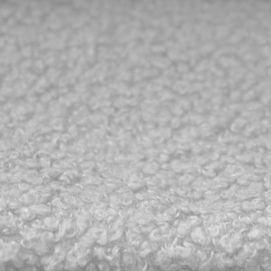 Gros plan du revêtement en tissu bouclé gris clair du lit enfant roba Little Dream.