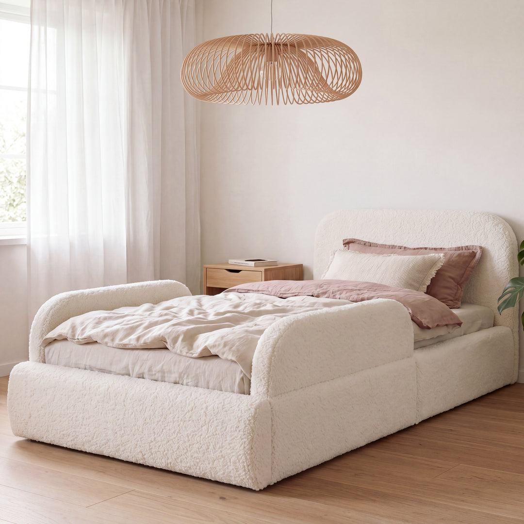 Lit enfant blanc en bouclé avec protection antichute, lampe en rotin et linge de lit rose dans la chambre. Entièrement générée par IA.