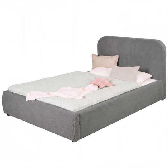 Lit enfant roba Little Dream anthracite avec tête de lit rembourrée, garni de linge de lit à pois et de coussins. Partiellement générée par IA.
